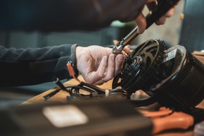 Vélo de course dans un atelier (visuel Unsplash libre de droits)